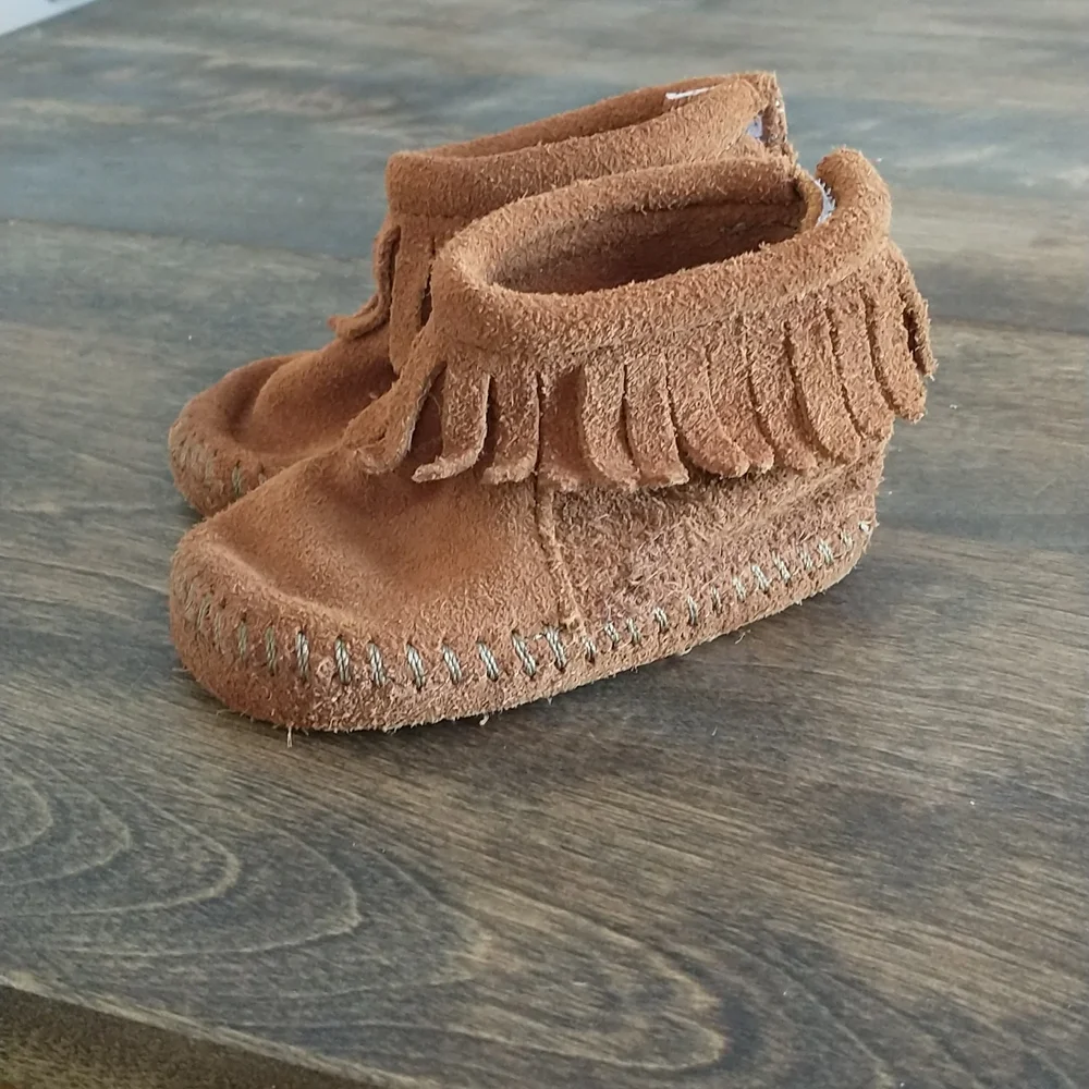Minnetonka Kids Suede Back Flap Fringe Bootie Size 1
